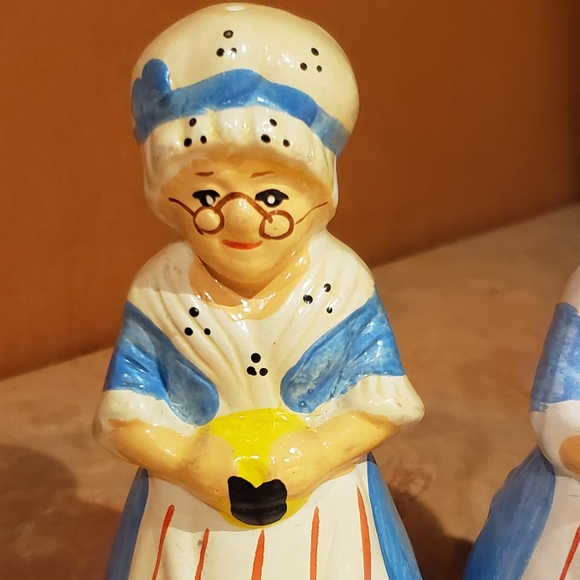 🔥Host pick 🔥Vintage salt and pepper shakers - Picture 3 of 6